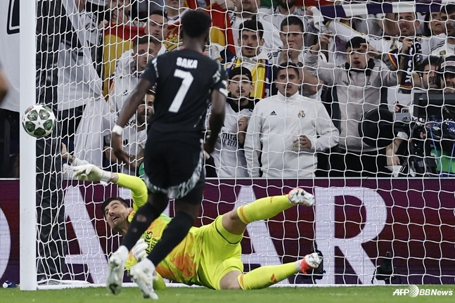 티보 쿠르투아(아래)가 부카요 사카의 페널티킥을 막고 있다. /AFPBBNews=뉴스1