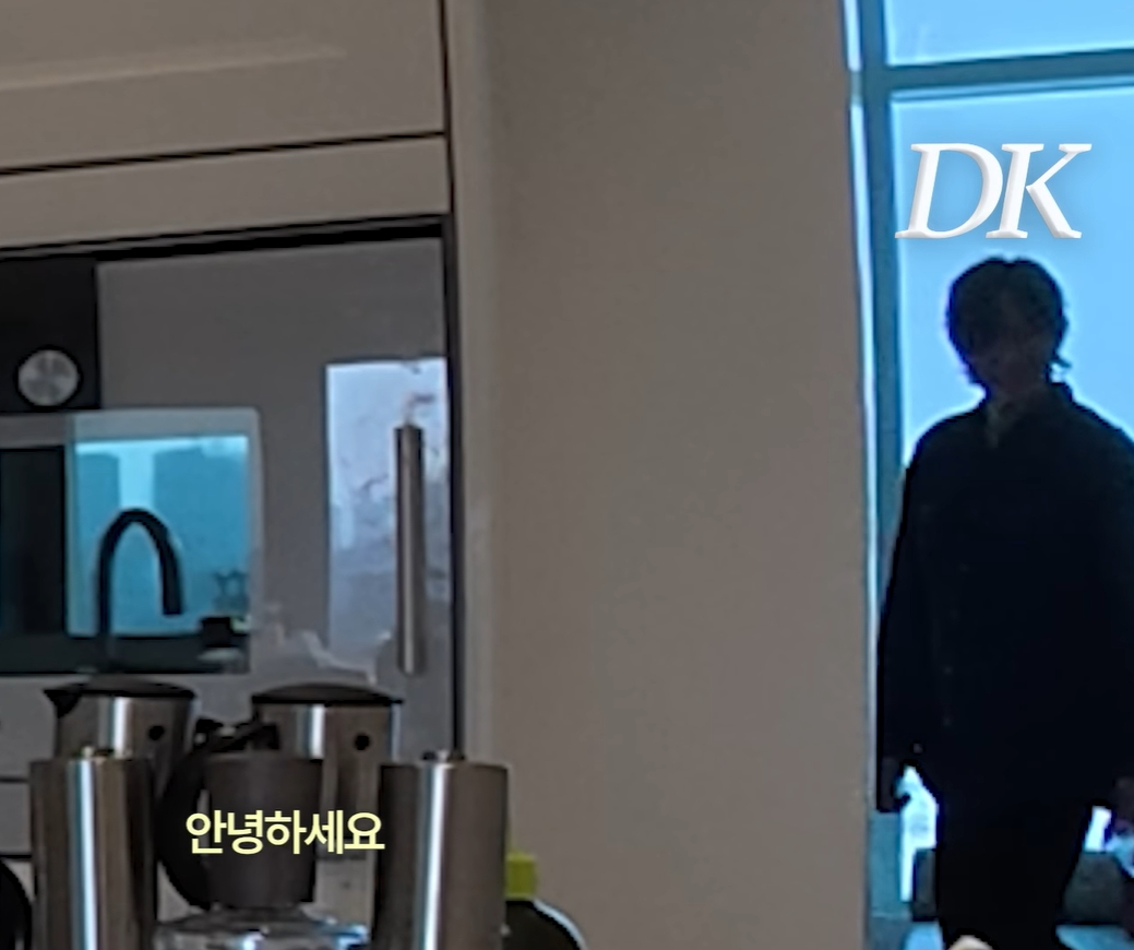 생일상에 오를 그릇을 정리하던 고소영 뒤로 장동건이 지나가고 있다.  /사진=유튜브 '바로 그 고소영' 갈무리