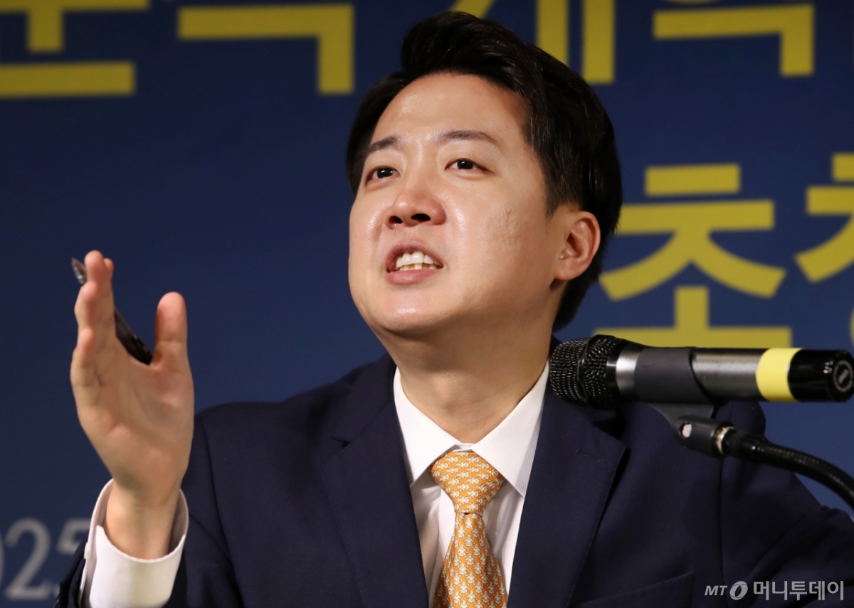 (대구=뉴스1) 공정식 기자 = 이준석 개혁신당 대선 예비후보가 17일 오전 대구 남구 이천동 대구아트파크에서 열린 아시아포럼21 초청토론회에 참석해 질문에 답하고 있다. 2025.4.17/뉴스1  Copyright © 뉴스1. All rights reserved. 무단 전재 및 재배포,  AI학습 이용 금지. /사진=(대구=뉴스1) 공정식 기자