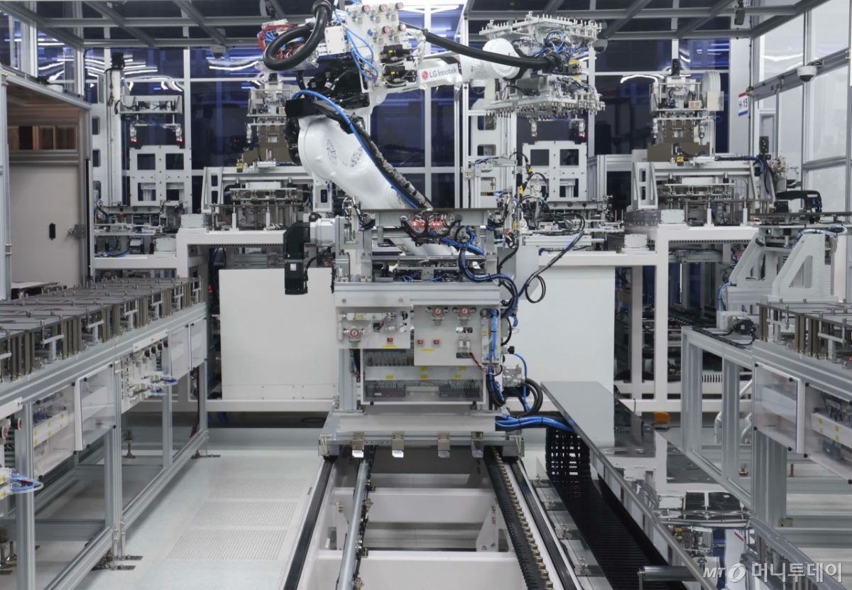 고객이 요구한 스펙(두께, 크기 등)에 맞게 제품이 구현됐는지 검사하는 LQC(Line Quality Control) 과정. 검사 결과 데이터는 즉시 고객에게 전송돼, 조작이 불가능하다. 이 같은 품질 투명성은 글로벌 고객들이 가장 중시하는 요소 중 하나다./사진=LG이노텍 