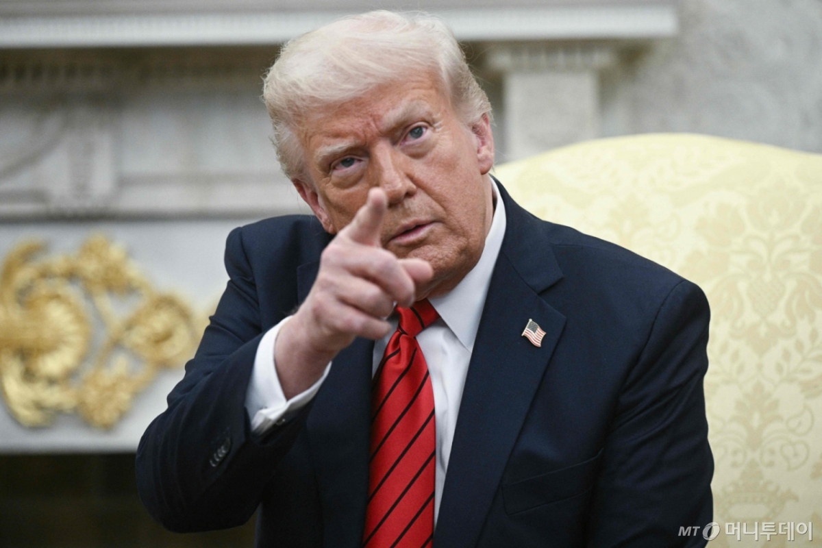 도널드 트럼프 미국 대통령이 지난 17일(현지시간) 워싱턴 백악관에서 조르자 멜로니 이탈리아 총리와 회담서 "많은 국가가 우리와 관세 협상을 하고 싶어 한다. 그러나 거래를 결정하는 것은 우리다”고 말하고 있다. /사진=(워싱턴 AFP=뉴스1) 우동명 기자