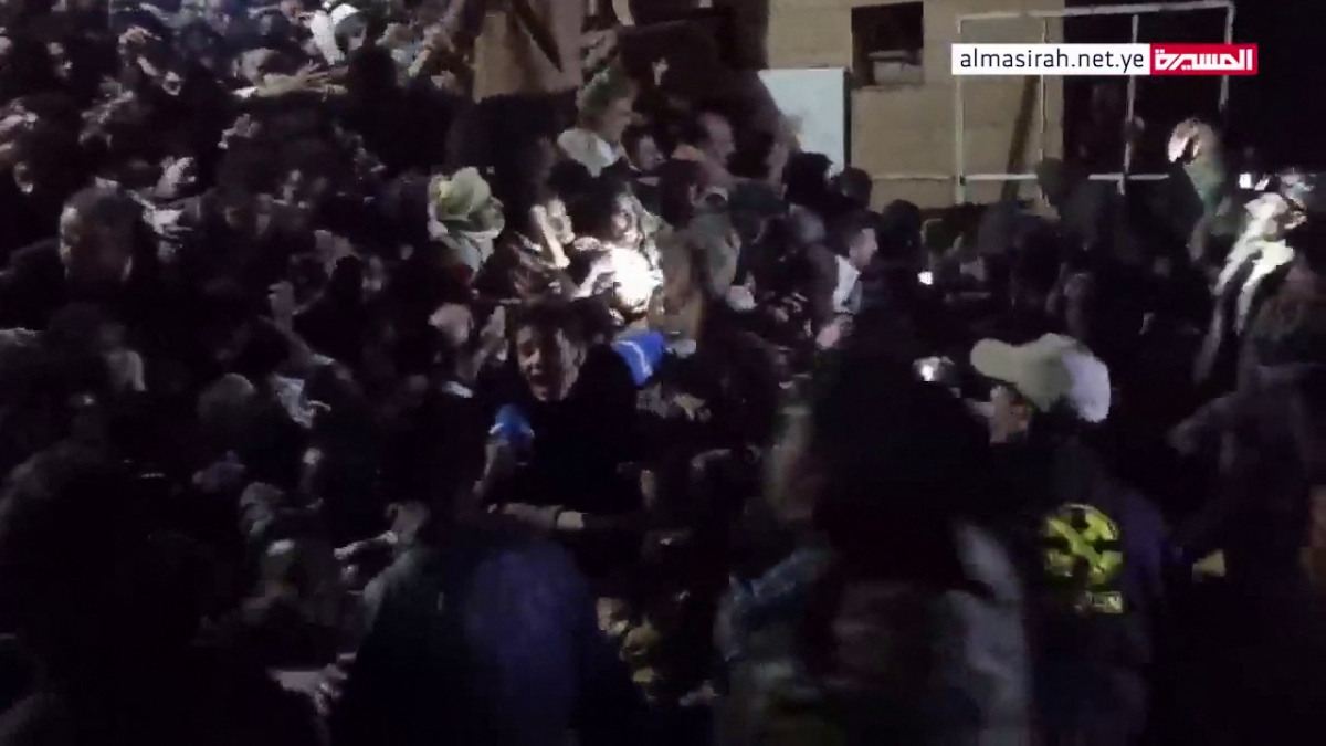 2023년 4월 19일(현지시간) 저녁 8시 20분쯤 예멘의 수도 사나의 한 학교에서 열린 한 자선 행사에 수백 명의 사람이 몰려 85명 이상이 압사하는 참사가 발생했다. 사진은 알마시라 TV에서 촬영한 당시 현장 모습이다. /사진=AFP PHOTO / AL-MASIRAH TV