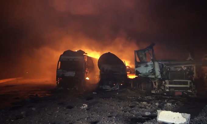 18일(현지시간) 예멘 서부 홍해 연안의 라스 이사 항구가 미국의 공습으로 불타고 있는 모습이다. /사진=알마시라TV 