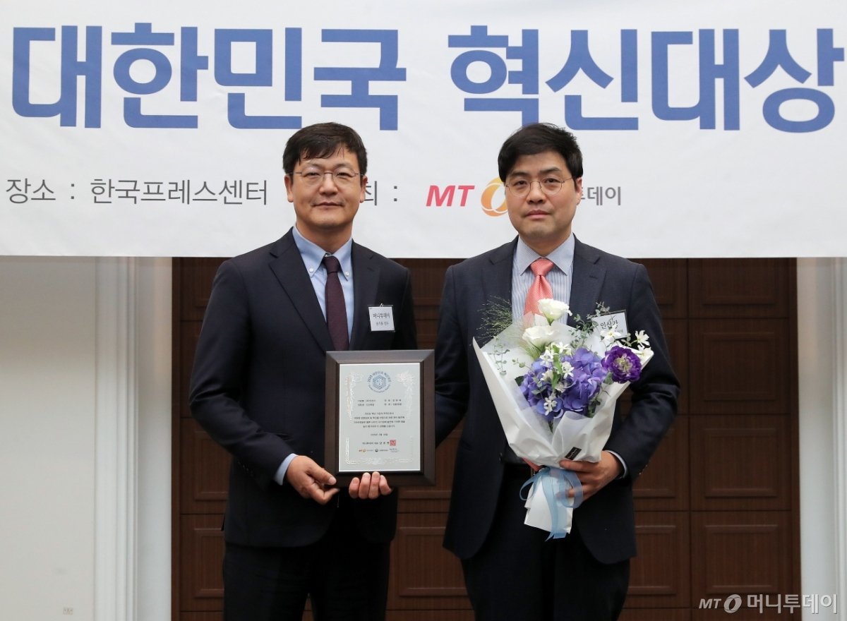 인산가 김형석 경영지원본부장(오른쪽)이 '2025 대한민국 혁신대상' 수상 후 머니투데이 송기용 전무와 함께 기념 촬영을 하고 있다./사진=김창현 기자