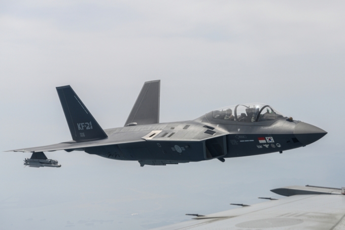 지난 16일 KF-21 시제기에 탑승한 아잔 알리 알누아이미 공군전투센터 사령관(준장). / 사진=KAI(한국항공우주산업)