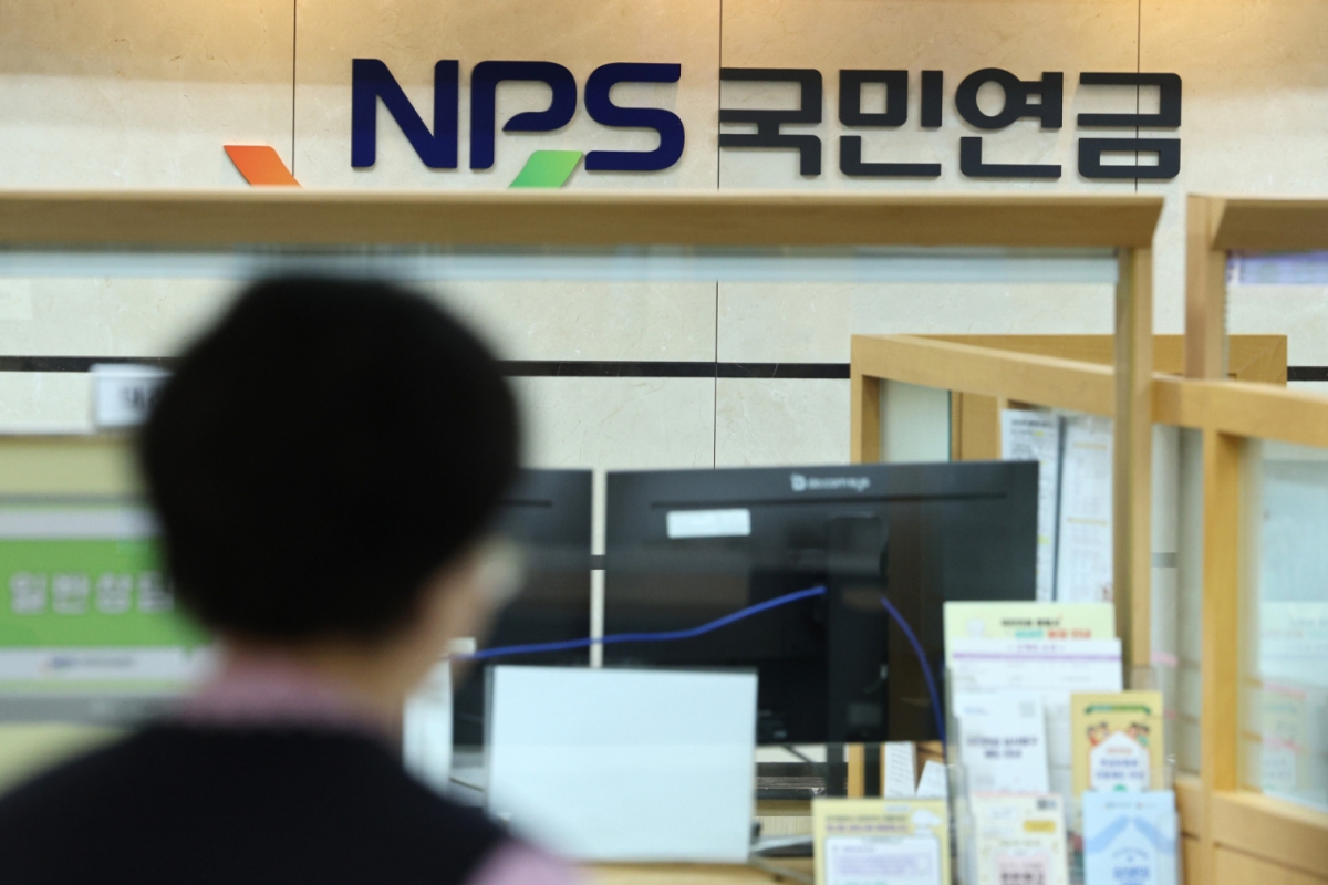 (서울=뉴스1) 신웅수 기자 = 여야가 국민연금 개혁안에 최종 합의한 20일 서울 서대문구 국민연금공단 서울북부지역본부에서 고객이 상담을 받기 위해 창구로 향하고 있다.  우원식 국회의장과 여야 원내대표는 이날 오전 국회에서 기자간담회를 열고 여야가 합의한 국민연금 개혁안을 발표했다.  여야는 기존 9%인 연금 보험료율을 2026년부터 8년간 0.5%씩 13%까지 인상하기로 하고 소득대체율은 40%에서 43%로 상향하기로 했다. 2025.3.20/뉴스1  Copyright © 뉴스1. All rights reserved. 무단 전재 및 재배포,  AI학습 이용 금지. /사진=(서울=뉴스1) 신웅수 기자