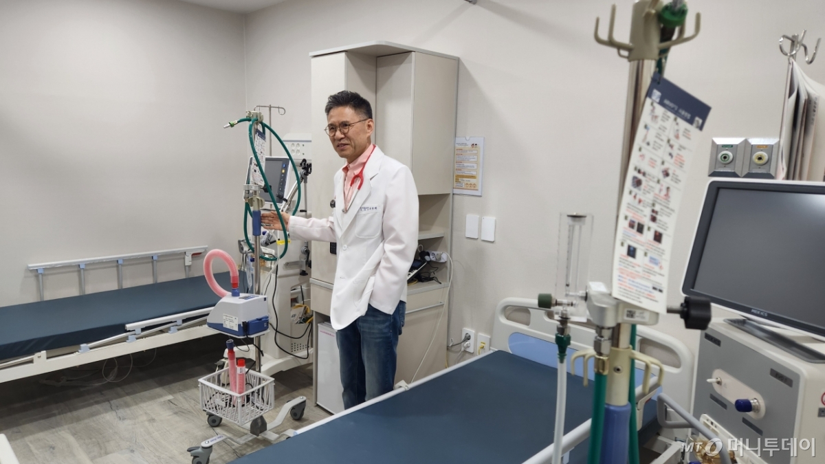 최용재 소아청소년병원협회장이 18일 자신이 운영하는 튼튼어린이병원에 설치한 소아중환자실을 보여주며 설명하고 있다./사진= 박미주 기자
