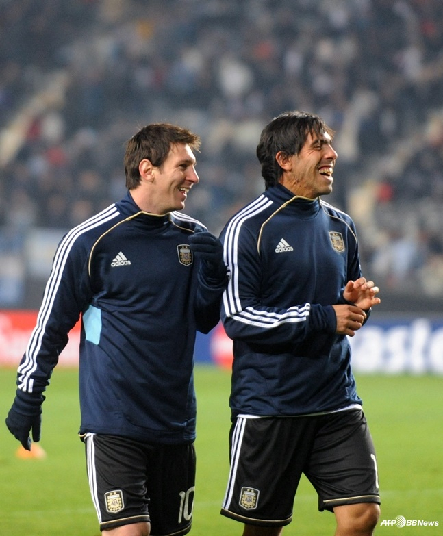 리오넬 메시(왼쪽)와 카를로스 테베스. /AFPBBNews=뉴스1