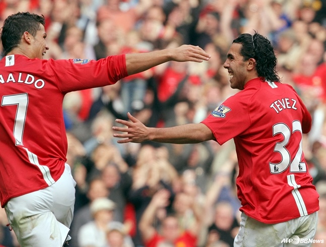 카를로스 테베스(오른쪽)와 크리스티아누 호날두. /AFPBBNews=뉴스1