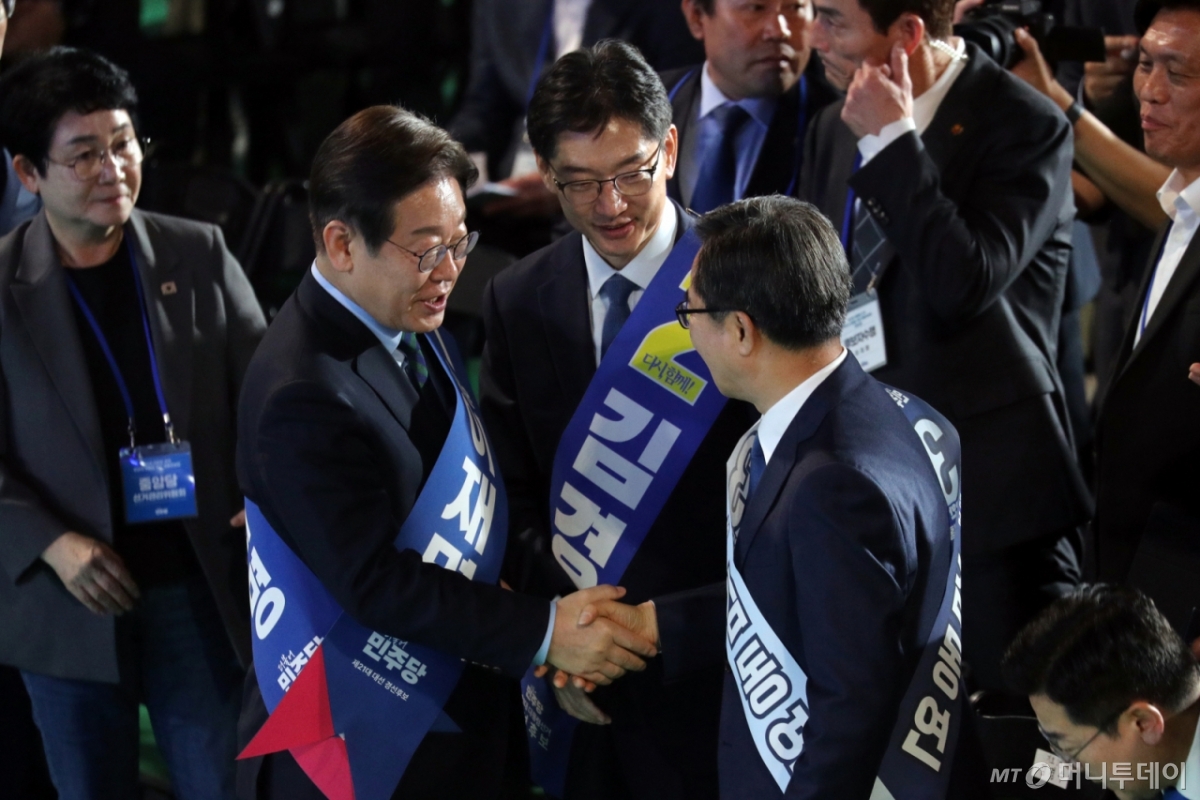 (청주=뉴스1) 김용빈 기자 = 이재명·김경수·김동연 더불어민주당 대선 경선 후보가 19일 충북 청주체육관에서 열린 제21대 대통령선거 후보자 선출을 위한 충청권 합동연설회에서 결과 발표 직후 축하와 위로의 악수를 하고 있다. 이재명 후보가 득표율 88.1%로 1위에 올랐고 김동연(7.54%), 김경수(4.31%) 후보가 뒤를 이었다. 2025.4.19/뉴스1  Copyright © 뉴스1. All rights reserved. 무단 전재 및 재배포,  AI학습 이용 금지. /사진=(청주=뉴스1) 김용빈 기자