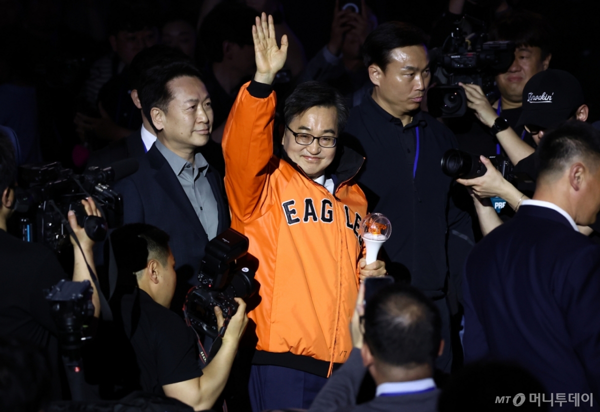 (청주=뉴스1) 김민지 기자 = 김동연 더불어민주당 대선 경선 후보가 19일 충북 청주체육관에서 열린 제21대 대통령선거 후보자 선출을 위한 충청권 합동연설회에서 입장하고 있다. 2025.4.19/뉴스1  Copyright © 뉴스1. All rights reserved. 무단 전재 및 재배포,  AI학습 이용 금지. /사진=(청주=뉴스1) 김민지 기자