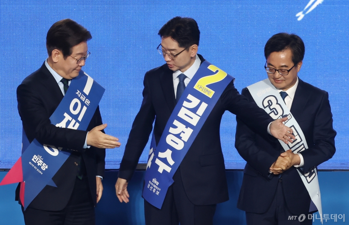 (서울=뉴스1) 김민지 기자 = 더불어민주당 이재명, 김경수 대선 경선 후보가 19일 충북 청주체육관에서 열린 제21대 대통령선거 후보자 선출을 위한 충청권 합동연설회에서 기념촬영을 마치고 서로 먼저 내려갈 것을 권하고 있다. 2025.4.19/뉴스1  Copyright © 뉴스1. All rights reserved. 무단 전재 및 재배포,  AI학습 이용 금지. /사진=(서울=뉴스1) 김민지 기자