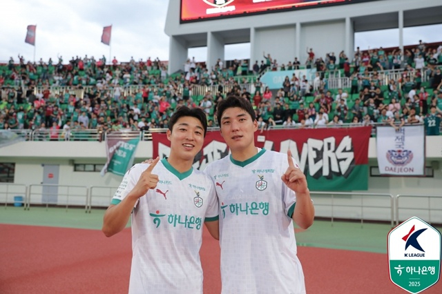 김준범(왼쪽)과 주민규. /사진=한국프로축구연맹 제공