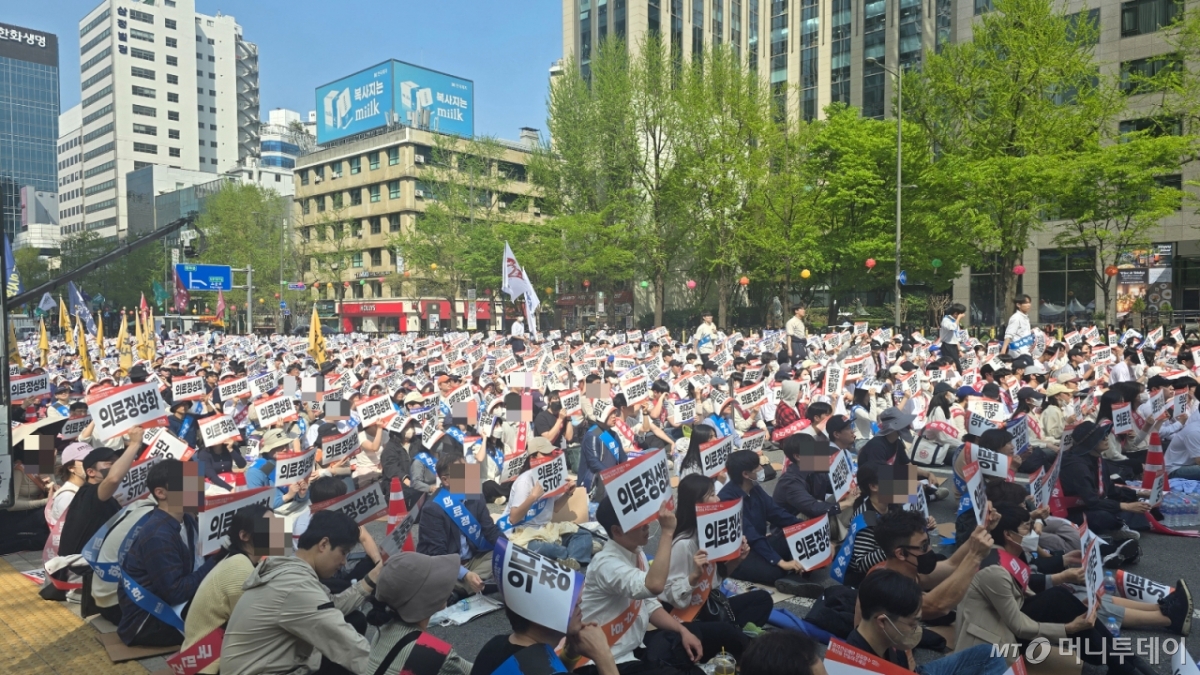 20일 오후 2시 서울 중구 숭례문 일대에서 열린 대한의사협회(의협) 주최 '의료정상화를 위한 전국의사궐기대회'에 참석한 전국 의과대학 학생과 학부모 등 참가자들의 모습. /사진=홍효진 기자