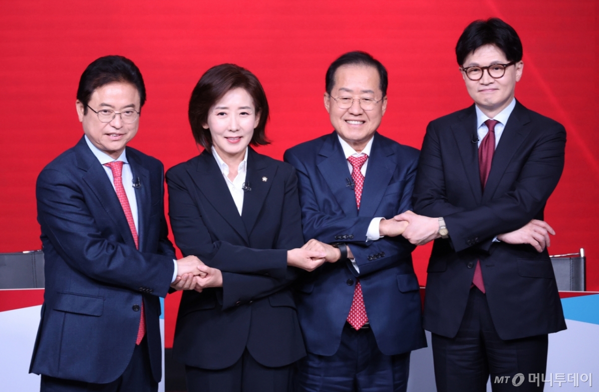 (서울=뉴스1) 국회사진취재단 = 이철우(왼쪽부터), 나경원, 홍준표, 한동훈 국민의힘 대선 경선 후보들이 20일 오후 서울 강서구 ASSA아트홀에서 열린 제21대 대통령 후보자 1차 경선 B조 토론회에서 기념촬영을 하고 있다. 2025.4.20/뉴스1 Copyright © 뉴스1. All rights reserved. 무단 전재 및 재배포, AI학습 이용 금지. /사진=(서울=뉴스1) 국회사진취재단