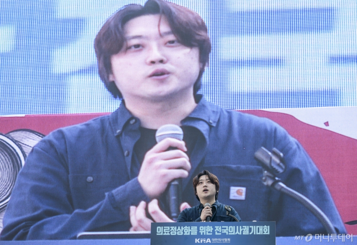 [서울=뉴시스] 정병혁 기자 = 박단 대한전공의협의회 비상대책위원장이 20일 서울 중구 세종대로에서 열린 의료정상화를 위한 전국의사궐기대회에서 연대사를 하고 있다. 2025.04.20. jhope@newsis.com /사진=정병혁