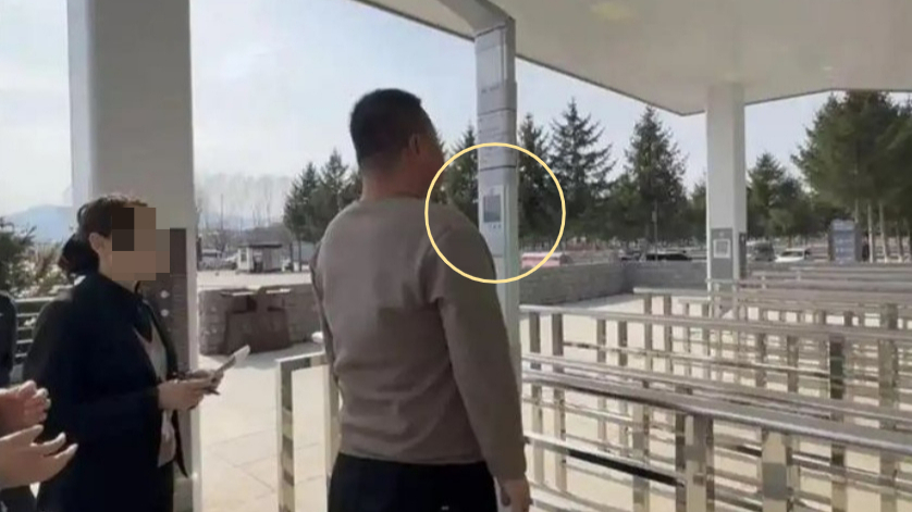 중국의 한 유명 관광지가 체질량지수에 따라 입장료를 할인 또는 면제해 주는 행사를 진행해 화제다. 사진은 한 관광객이 입장 전 체질량지수를 측정하는 모습. /사진=뉴시스(바이두 캡처)