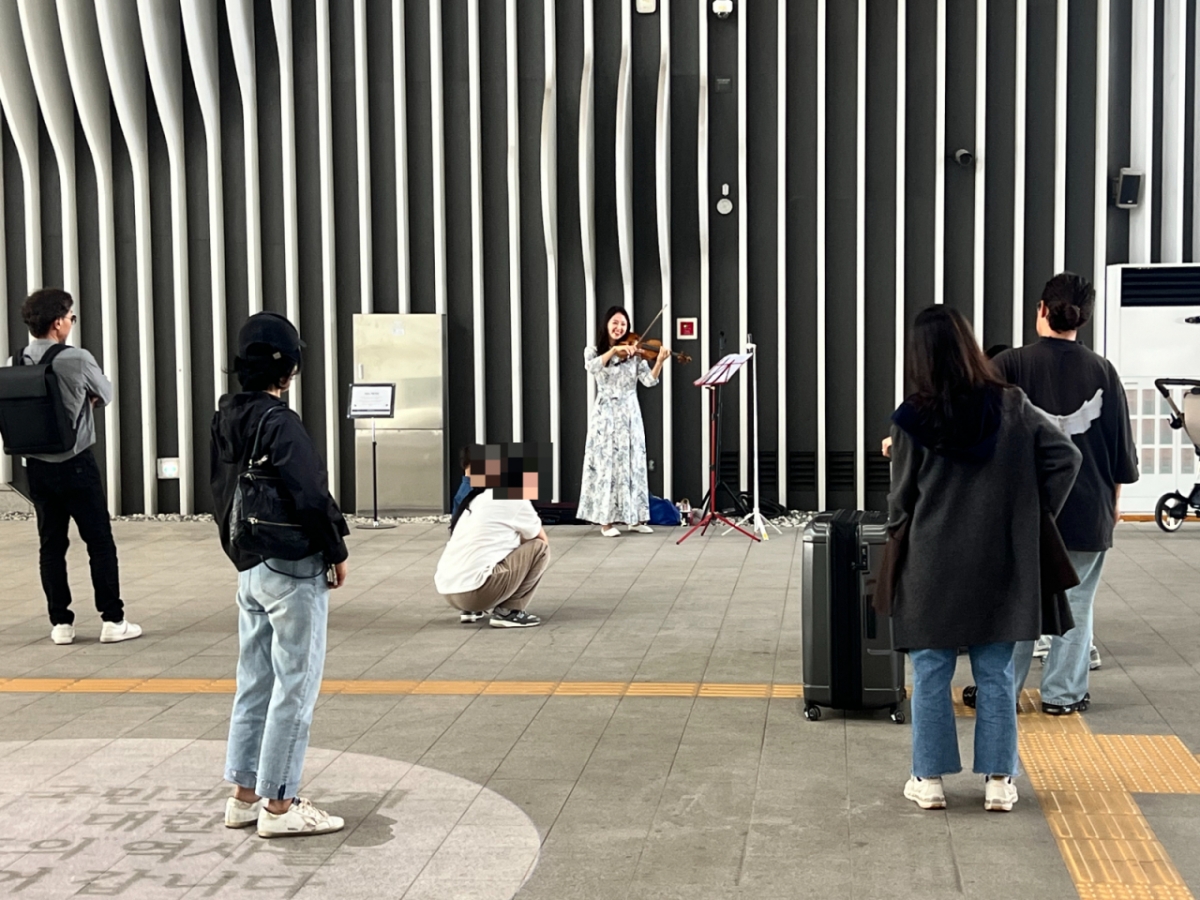 지난 21일 오후 서울 강남구 수서동 수서역 1번 출구와 2번 출구 사이 공터에서는 김빛날윤미씨(33)의 작은 바이올린 콘서트가 열렸다. 지나가던 시민들은 잠시 바쁜 걸음을 멈추고 클래식 연주에 빠져들었다. /사진=민수정 기자.