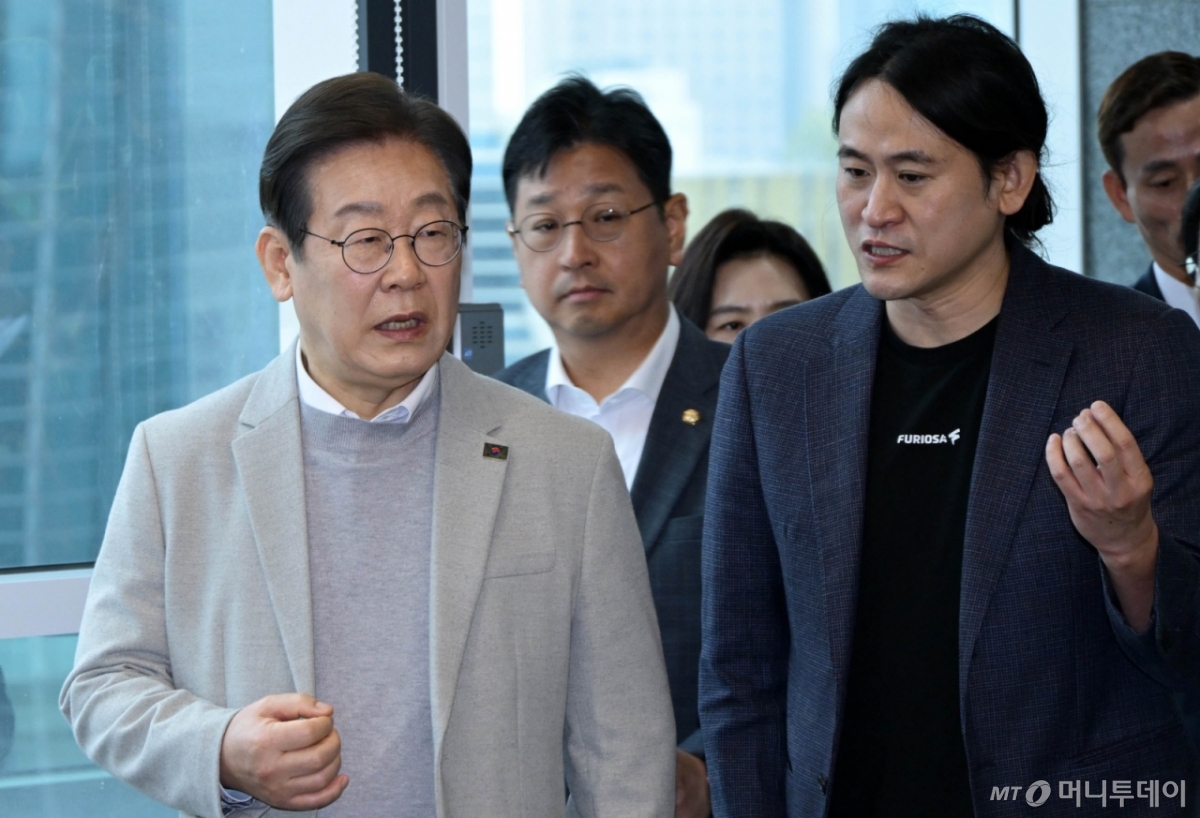 이재명 더불어민주당 전 대표(왼쪽)가 지난 14일 서울 강남구 퓨리오사AI에서 백준호 퓨리오사AI 대표와 대화하며 이동하고 있다. /사진=뉴시스