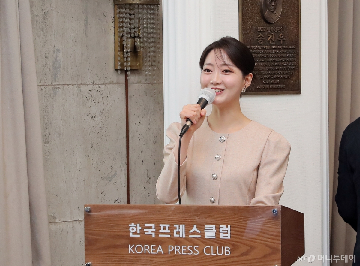 이우현 아나운서(더밝음엔터테인먼트)가 시상식 사회를 진행하고 있는 모습./사진=김창현 기자
