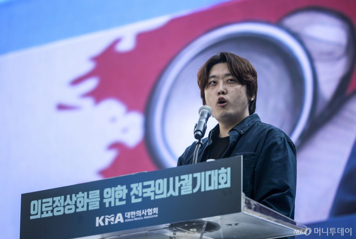 [서울=뉴시스] 정병혁 기자 = 박단 대한전공의협의회 비상대책위원장이 20일 서울 중구 세종대로에서 열린 의료정상화를 위한 전국의사궐기대회에서 연대사를 하고 있다. 2025.04.20. jhope@newsis.com /사진=정병혁