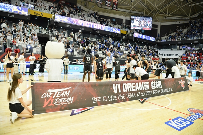 KT 선수단이 6강 플레이오프 승리 후 팬들에게 인사하고 있다. /사진=KBL 제공