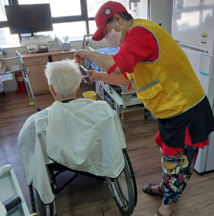 서울 강서구 가양 3동 자원봉사 캠프에서 이미용 봉사를 하고 있다. /사진=서울시