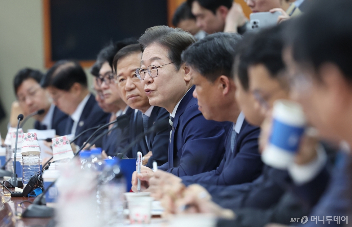 [서울=뉴시스] 권창회 기자 = 이재명 제21대 대통령 선거 더불어민주당 경선 후보가 21일 서울 여의도 금융투자협회에서 열린 자본시장 활성화를 위한 정책간담회에서 인사말을 하고 있다. 2025.04.21. kch0523@newsis.com /사진=권창회