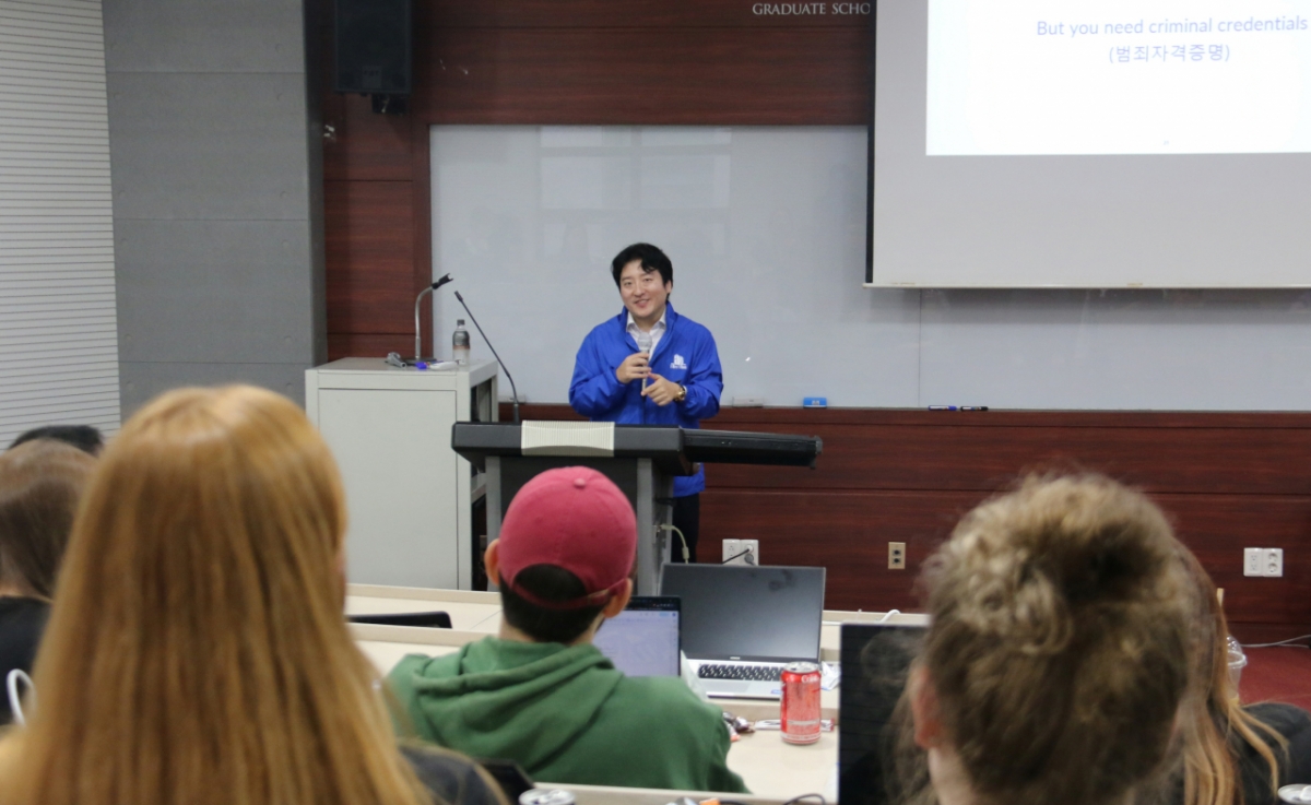 연세대에서 외국인 유학생에게 특강하는 심화용 대표/사진=하이어다이버시티 