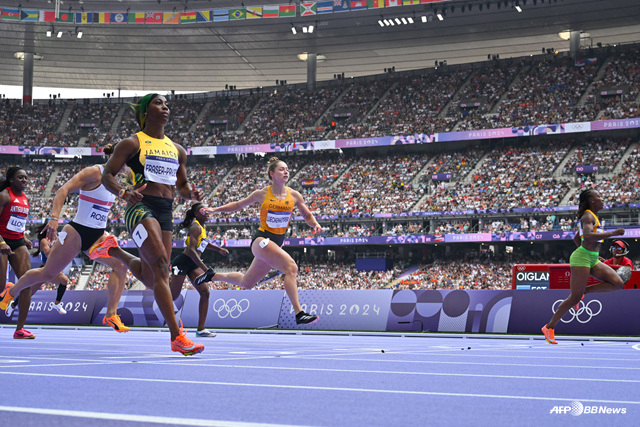 레이스에 집중하는 셸리 앤 프레이저-프라이스(왼쪽). /AFPBBNews=뉴스1