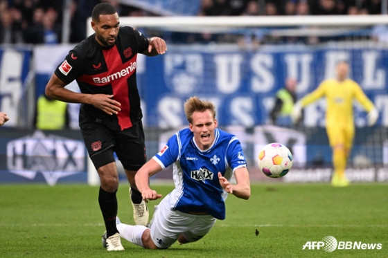 수비하는 조나단 타(왼쪽). /AFPBBNews=뉴스1