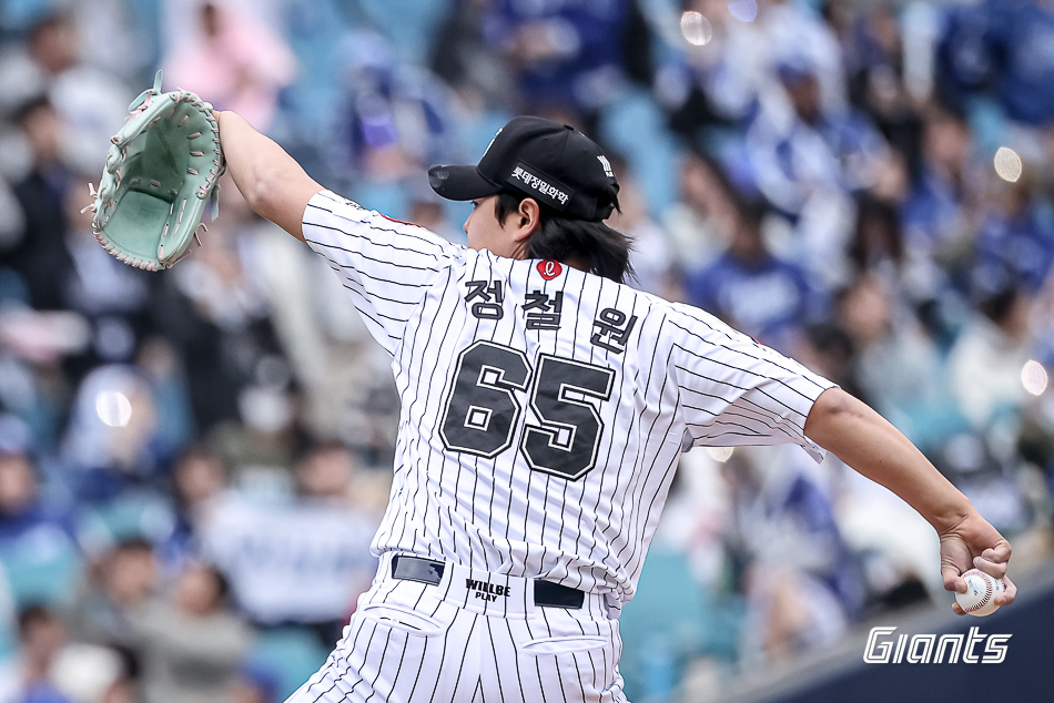 롯데 정철원이 20일 대구 삼성전에서 역투하고 있다. /사진=롯데 자이언츠 제공