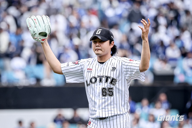 롯데 정철원이 20일 대구 삼성전에서 8회를 마친 후 세리머니를 하고 있다. /사진=롯데 자이언츠 제공