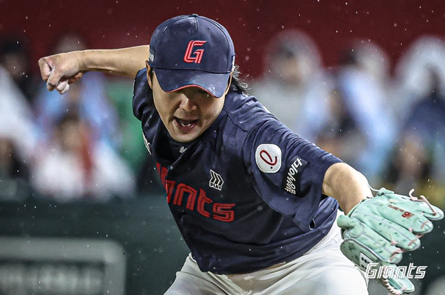 롯데 정철원이 이닝을 마친 후 포효하고 있다. /사진=롯데 자이언츠 제공