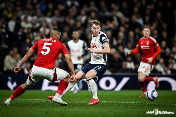 22일 오전 4시(한국시간) 영국 런던의 토트넘 홋스퍼 스타디움에서 열린 2024~2025시즌 잉글랜드 프리미어리그(EPL) 33라운드에서 데얀 클루셉스키(가운데)가 무리요(왼쪽)을 앞에 두고 패스를 시도하고 있다. /AFPBBNews=뉴스1