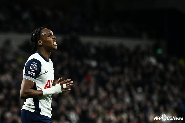 토트넘 홋스퍼 공격수 마티스 텔이 22일 오전 4시(한국시간) 영국 런던의 토트넘 홋스퍼 스타디움에서 열린 2024~2025시즌 잉글랜드 프리미어리그(EPL) 33라운드에서 골 기회를 놓치고 아쉬워하고 있다. /AFPBBNews=뉴스1