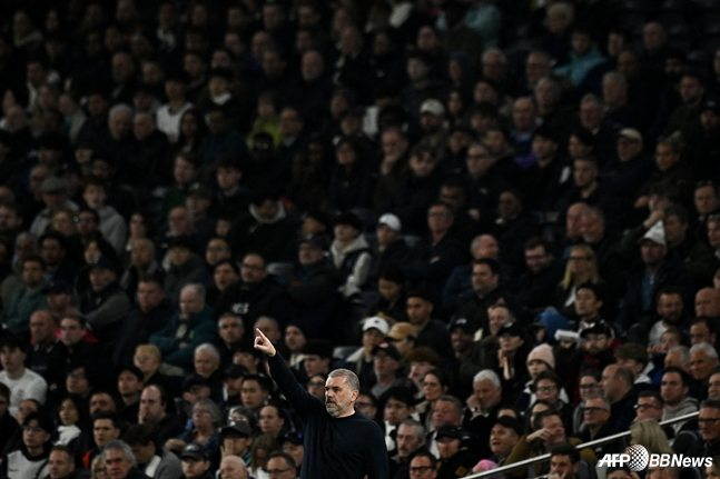 양제 포스테코글루 토트넘 홋스퍼 감독이 22일 오전 4시(한국시간) 영국 런던의 토트넘 홋스퍼 스타디움에서 열린 2024~2025시즌 잉글랜드 프리미어리그(EPL) 33라운드에서 전술 지시하고 있다. /AFPBBNews=뉴스1