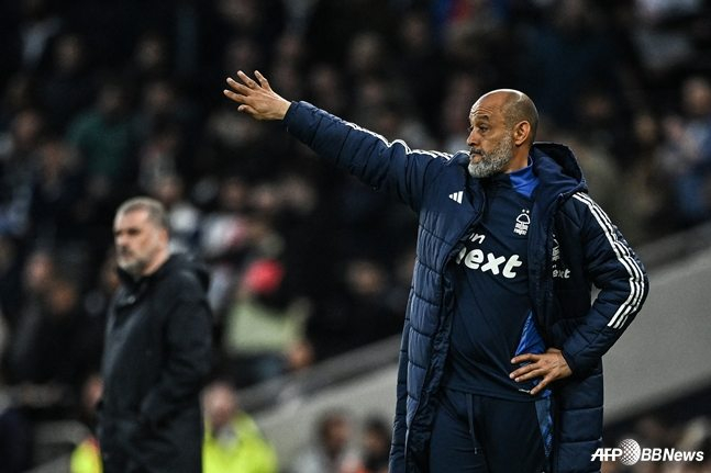 누누 에스피리투 산투 노팅엄 포레스트 감독이 22일 오전 4시(한국시간) 영국 런던의 토트넘 홋스퍼 스타디움에서 열린 2024~2025시즌 잉글랜드 프리미어리그(EPL) 33라운드에서 손짓으로 선수들의 라인을 조정하고 있다. /AFPBBNews=뉴스1