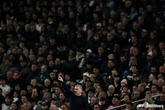 양제 포스테코글루 토트넘 홋스퍼 감독이 22일 오전 4시(한국시간) 영국 런던의 토트넘 홋스퍼 스타디움에서 열린 2024~2025시즌 잉글랜드 프리미어리그(EPL) 33라운드에서 전술 지시하고 있다. /AFPBBNews=뉴스1