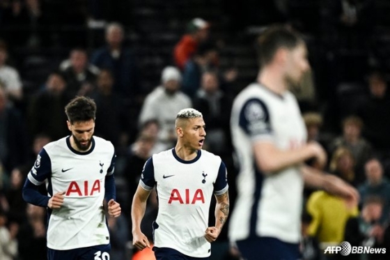 22일 오전 4시(한국시간) 영국 런던의 토트넘 홋스퍼 스타디움에서 열린 2024~2025시즌 잉글랜드 프리미어리그(EPL) 33라운드 경기 중 토트넘 홋스퍼 선수들. /AFPBBNews=뉴스1