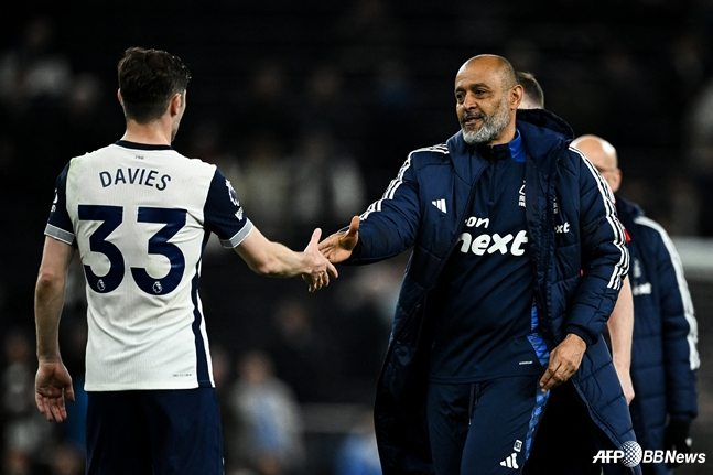 22일 오전 4시(한국시간) 영국 런던의 토트넘 홋스퍼 스타디움에서 열린 2024~2025시즌 잉글랜드 프리미어리그(EPL) 33라운드 경기가 끝난 뒤 누누 에스피리투 산투(현 노팅엄 포레스트) 전 토트넘 감독이 벤 데이비스(왼쪽)와 악수하고 있다. /AFPBBNews=뉴스1