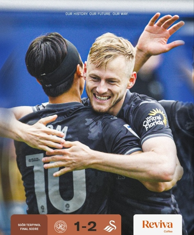 최종 스코어. 엄지성(왼쪽)이 해리 달링과 포옹하고 있다. /사진=스완지 SNS