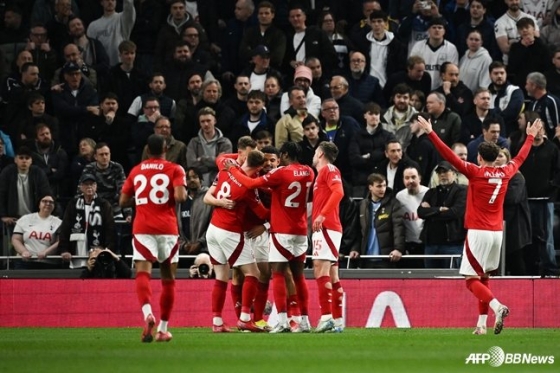 노팅엄 포레스트 선수들이 22일 오전 4시(한국시간) 영국 런던의 토트넘 홋스퍼 스타디움에서 열린 2024~2025시즌 잉글랜드 프리미어리그(EPL) 33라운드에서 토트넘에 연속 득점을 기록하고 기뻐하고 있다. /AFPBBNews=뉴스1