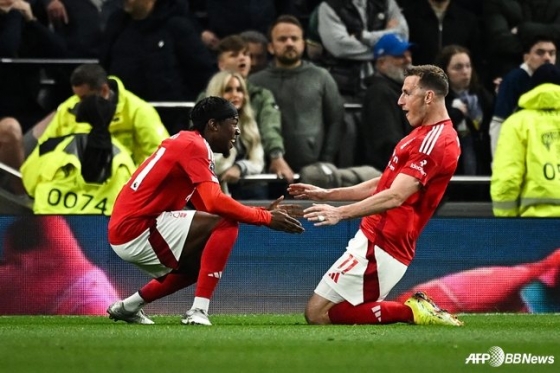 크리스 우드(오른쪽)가 22일 오전 4시(한국시간) 영국 런던의 토트넘 홋스퍼 스타디움에서 열린 2024~2025시즌 잉글랜드 프리미어리그(EPL) 33라운드에서 득점 후 세리머니하고 있다. /AFPBBNews=뉴스1