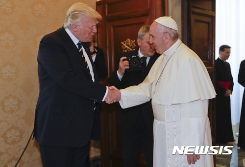 프란치스코 교황(오른쪽)이 24일(현지시간) 바티칸시티에서 도널드 트럼프 미 대통령과 만나 악수하고 있다. 2017.5.24/사진제공=뉴시스