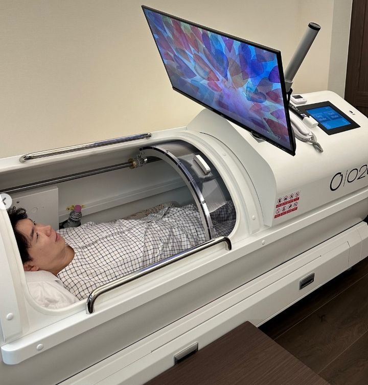 방송인 박수홍이 아내 김다예의 건강을 위해 고압산소케어를 시작했다고 지난 21일 자신의 SNS(소셜미디어)를 통해 밝혔다./ 사진=박수홍 SNS