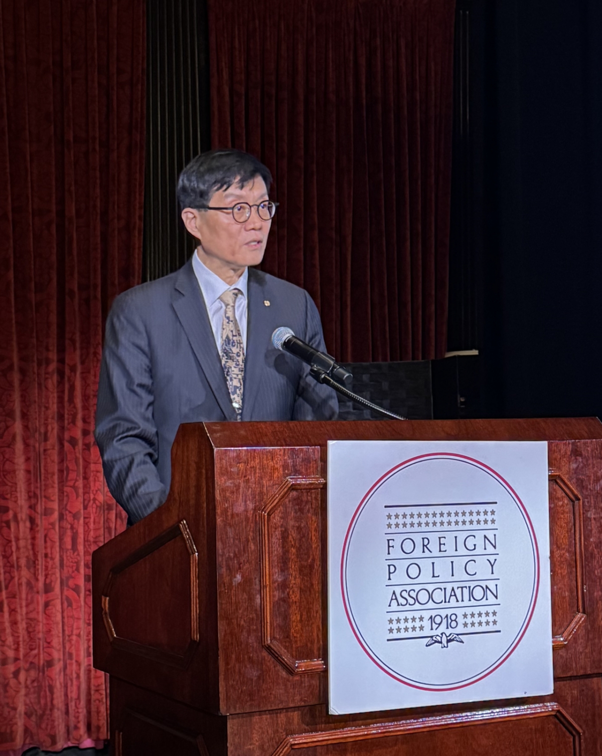 이창용 한국은행 총재가 21일(현지시간) 미국 뉴욕에서 열린 외교정책협회(FPA) 시상식에서 ‘FPA 메달‘을 수여받은뒤 수상소감을 발표하고 있다./사진제공=한국은행