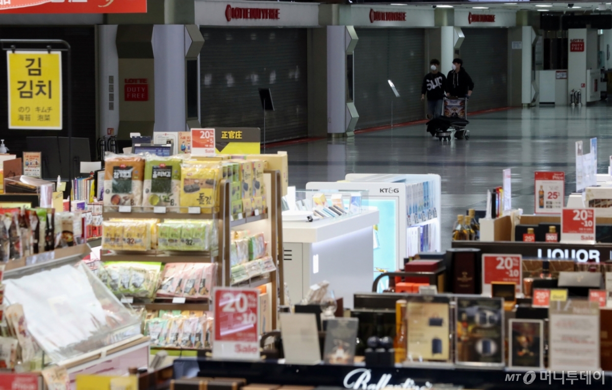 지난 2020년 코로나19 여파로 김포공항 내 운영 중인 롯데면세점이 휴점에 돌입한 12일 김포국제공항 국제선 청사 내 롯데면세점의 셔터 문이 내려가 있는 모습. /사진=이기범 기자