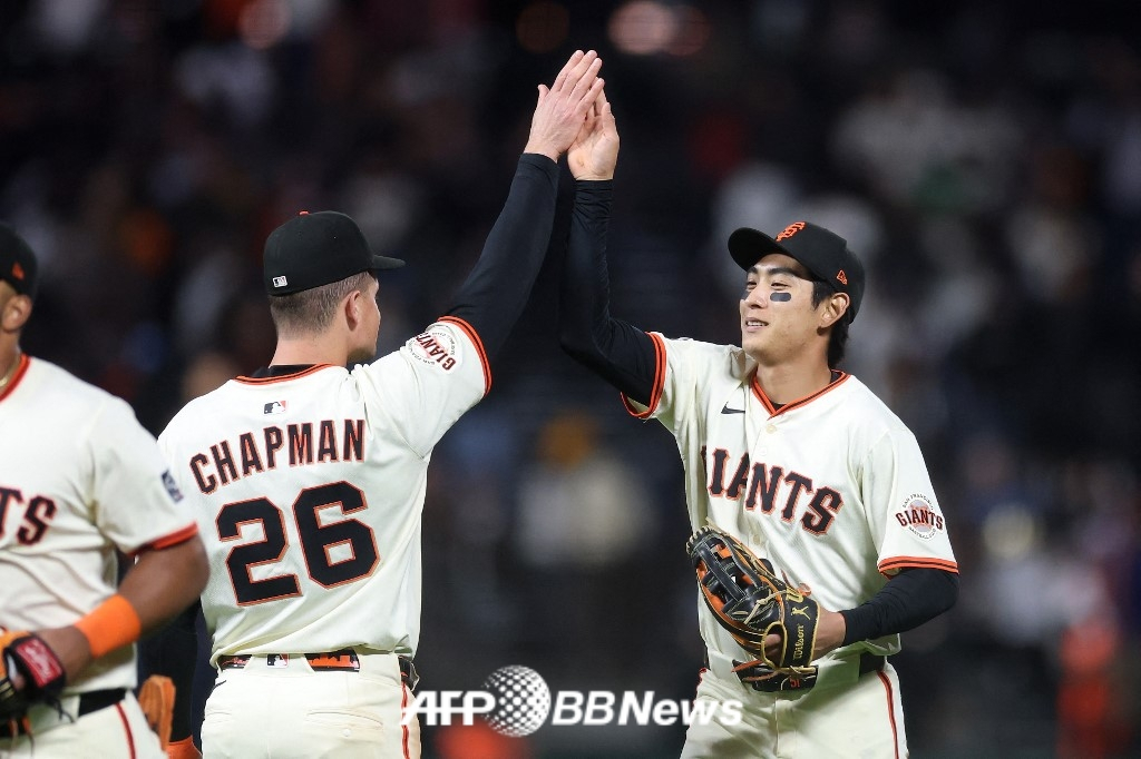 이정후(왼쪽)가 22일(한국 시각) 밀워키전 승리 후 맷 채프먼과 하이파이브를 하고 있다. /AFPBBNews=뉴스1