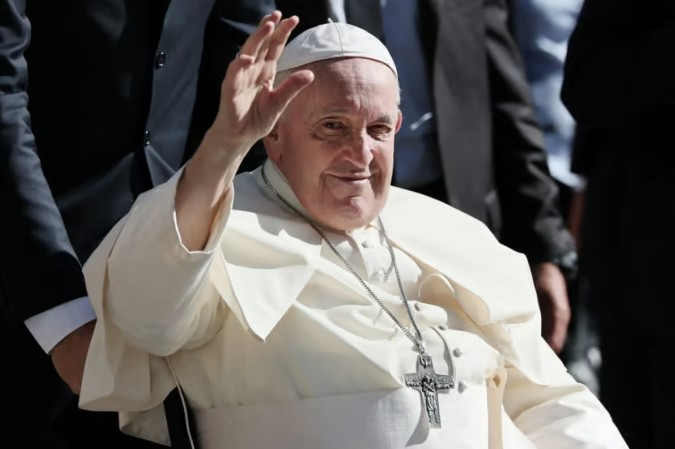 프란치스코 교황이 지난 2023년 8월 4일 포르투갈 리스본의 교구 센터에 도착하며 손을 흔들고 있다. /AFPBBNews=뉴스1